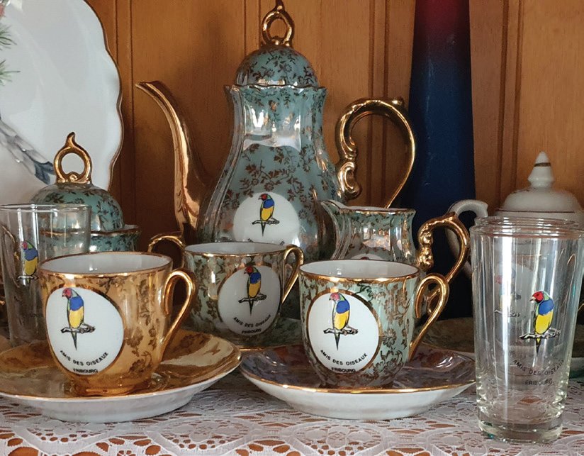 Arriba. Juego de café y vasos de licor creados por Les Amis des Oiseaux de Friburgo.