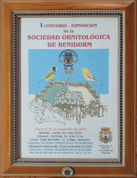 Arriba. Juego de café y vasos de licor creados por Les Amis des Oiseaux de Friburgo. Centro. Cartel oficial anunciador del Primer Concurso de la Soc. Ornitológica de Benidorm.