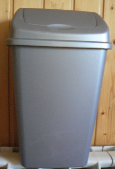 Partimos de un depósito de poca capacidad, para desperdiciar la menor cantidad de agua posible en la reposición. Elegí una papelera, que compré en una tienda de menaje de mi localidad.