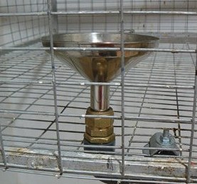 Conectaremos la tubería al desagüe por un lado y el depósito por el otro: todo irá a la llave. Esta llave se acciona manualmente para vaciar la instalación. Cuando la cerremos, se llenará el sistema por la presión de la red.