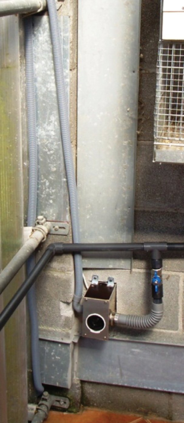 La bomba, protegida con una caja artesana de madera conectada al circuito y con un punto alto en su tubería de desaguado para que no se vacíe la instalación por su propio peso. Esta foto es del sistema que ha instalado Carlos Durán en su aviario.