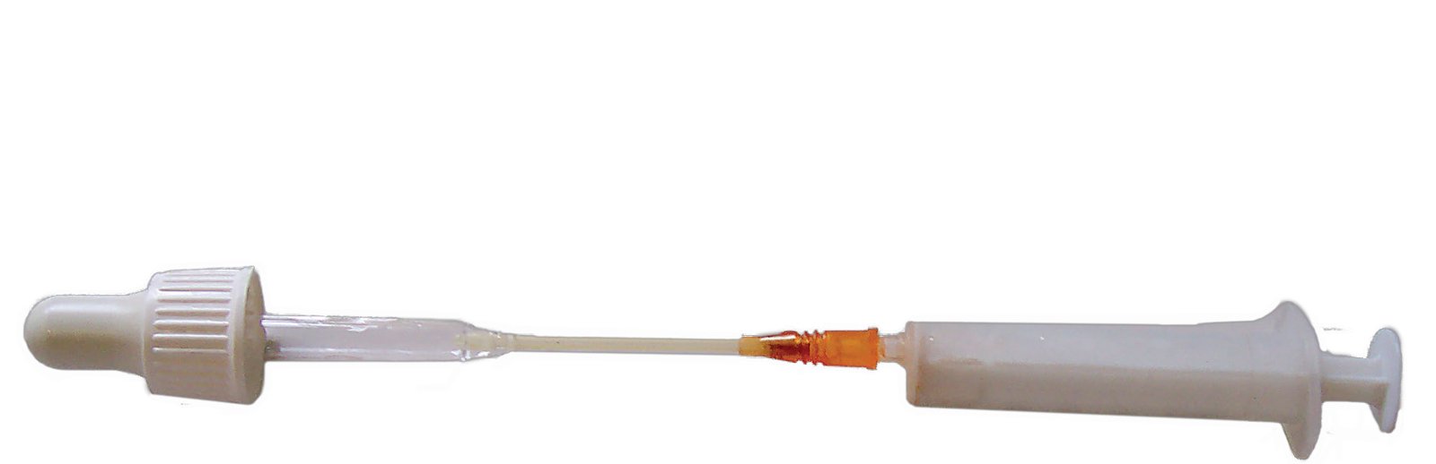Abajo, jeringuilla y vía flexible con la que se introduce el alimento en el tubo de cristal del cuentagotas, para que el recién nacido se nutra al tomarlo por la hendidura de la goma.