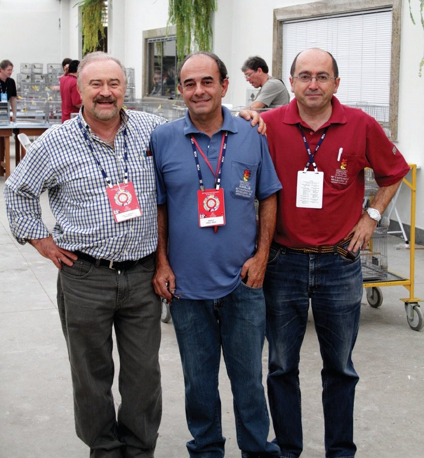 Arriba: de izda. a dcha.: Luiz Fernando F. Beraldi (Presidente de FOB y COM HS) Joao Basile (Presidente del colegio de jueces FOB ) y Manuel Ramón Sanz (Presidente CT Color COE).