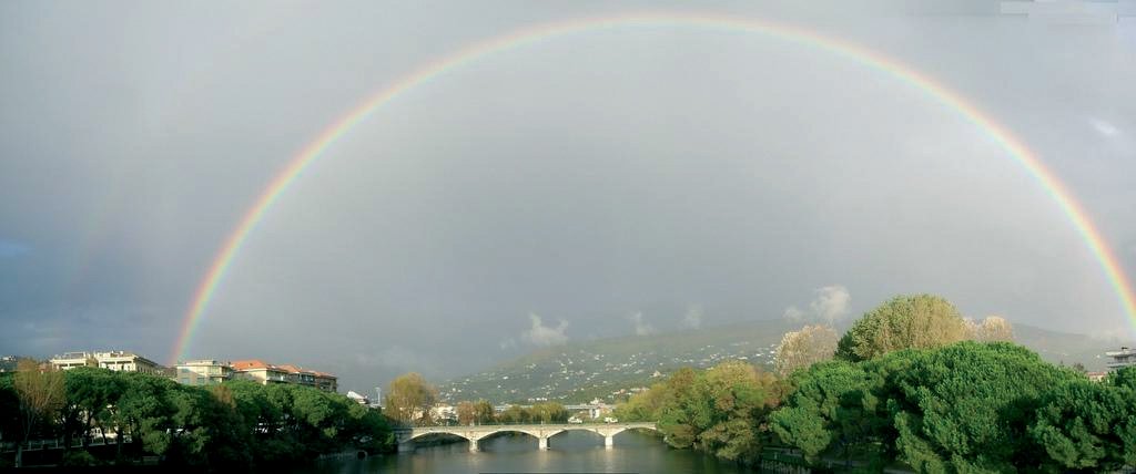 El arco iris es la demostración práctica de que la luz blanca es el resultado de radiaciones diversamente coloreadas (refracción óptica).