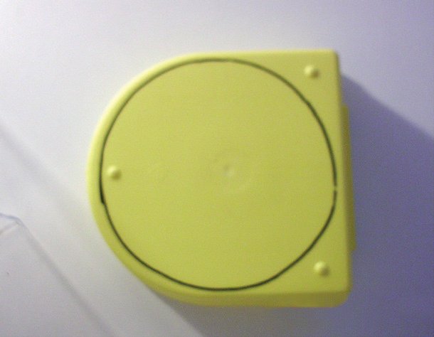 2. Se marca con un rotulador el contorno del embudo que insertaremos en la base de la cabina. Hay que tener en cuenta que el diámetro del agujero debe ser ligeramente inferior al del embudo, con el fin de éste repose sobre la base de la misma.