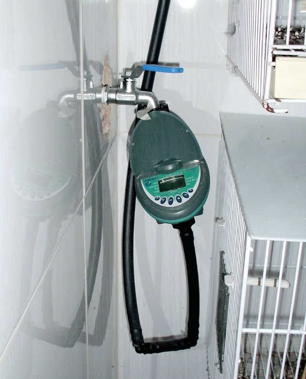 7. Programador de riego de jardinería conectado al grifo. Con él podemos controlar la frecuencia y la duración de las renovaciones de agua. Mediante un tubo de riego, canalizamos el agua a cada una de las bañeras del sistema.