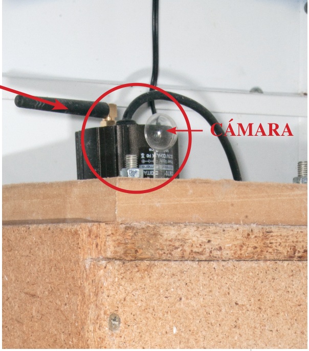 Jaulones interiores para Psitácidas de pequeño porte. Destacar la colocación de una placa de plástico traslúcido, para preservar la intimidad de la pareja en el momento de la cría y la cámara wifi sobre la parte superior del nido, para controlar la situación de la puesta y desarrollo de los pollos, sin molestarlos.
