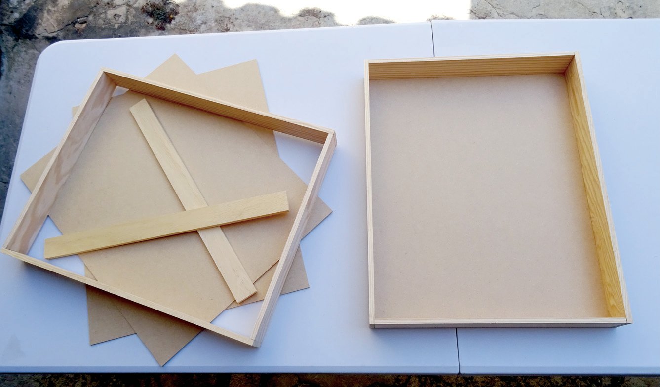 1. Tableros y listones cortados. 2. Aquí podemos apreciar cómo sería la unión de los listones de 520 mm y 400 mm de longitud, con los tableros de 520 x 420 mm. 3 y 4. El montaje de los tableros y los listones casi listos. Faltaría colocar los cuatro listones de 60 mm y el tablero más inferior.