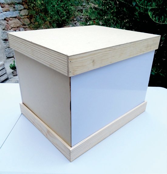 1. Tableros y listones cortados. 2. Aquí podemos apreciar cómo sería la unión de los listones de 520 mm y 400 mm de longitud, con los tableros de 520 x 420 mm. 3 y 4. El montaje de los tableros y los listones casi listos. Faltaría colocar los cuatro listones de 60 mm y el tablero más inferior.