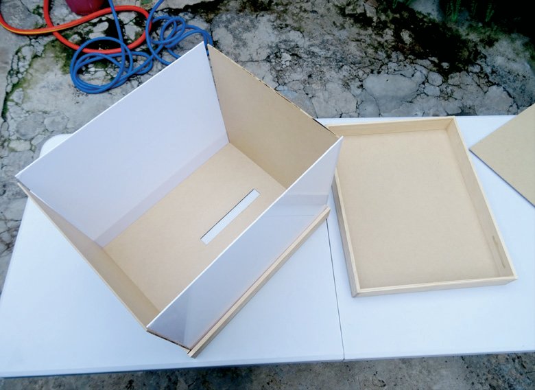 1. Tableros y listones cortados. 2. Aquí podemos apreciar cómo sería la unión de los listones de 520 mm y 400 mm de longitud, con los tableros de 520 x 420 mm. 3 y 4. El montaje de los tableros y los listones casi listos. Faltaría colocar los cuatro listones de 60 mm y el tablero más inferior.