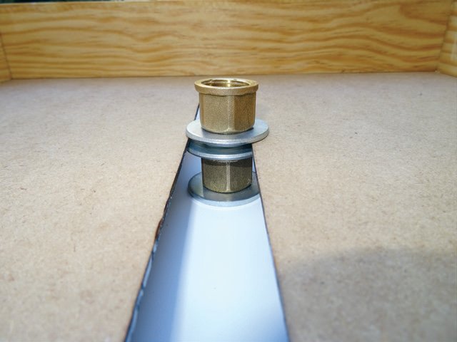 5 y 6. El resultado del sistema para el posadero. Gracias a este sistema conseguimos quitar y poner los posaderos mediante una rosca. 7. Detalle de uno de los tornillos que fijan los listones de 27 x 27 x 60 mm en su parte superior.