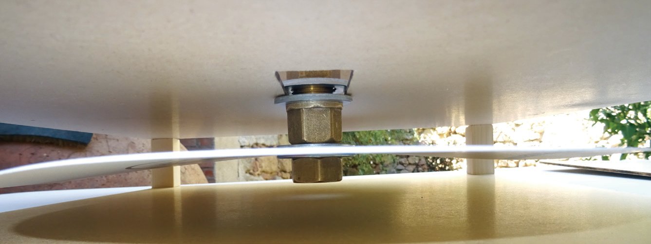 5 y 6. El resultado del sistema para el posadero. Gracias a este sistema conseguimos quitar y poner los posaderos mediante una rosca. 7. Detalle de uno de los tornillos que fijan los listones de 27 x 27 x 60 mm en su parte superior.
