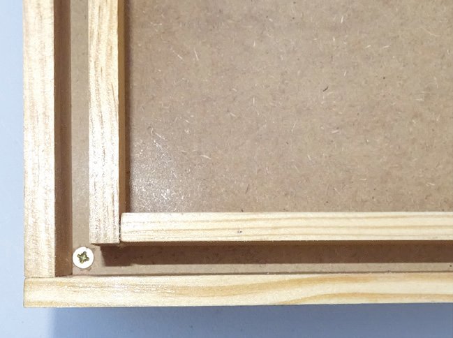 5 y 6. El resultado del sistema para el posadero. Gracias a este sistema conseguimos quitar y poner los posaderos mediante una rosca. 7. Detalle de uno de los tornillos que fijan los listones de 27 x 27 x 60 mm en su parte superior.