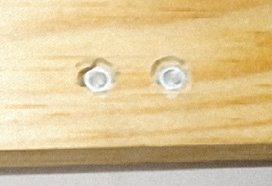 9. En las imágenes se pueden apreciar los dos taladros, uno para introducir el tornillo y el otro, de mayor tamaño, para que entre la tuerca que sujeta la parte superior del cierre. Este método deberemos aplicarlo para todos los tornillos y tuercas que coloquemos para fijar el tirador y los cierres al cajón fotográfico.
