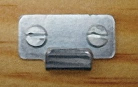 9. En las imágenes se pueden apreciar los dos taladros, uno para introducir el tornillo y el otro, de mayor tamaño, para que entre la tuerca que sujeta la parte superior del cierre. Este método deberemos aplicarlo para todos los tornillos y tuercas que coloquemos para fijar el tirador y los cierres al cajón fotográfico.
