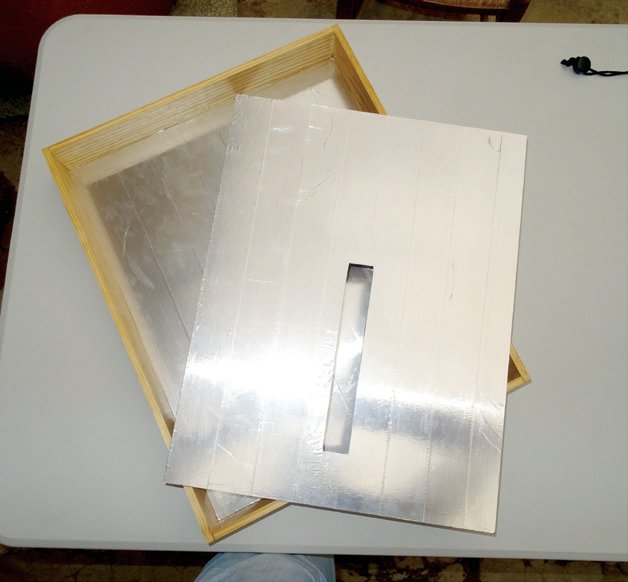 11. El tablero que nos servirá de suelo y el tablero que será el techo de nuestro cajón fotográfico están forrados de cinta de aluminio, para conseguir aportar más luz a nuestras imágenes.