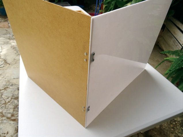 21 y 22: Ensamblaje del tablero posterior y el tablero de metacrilato de 500 x 400 mm.