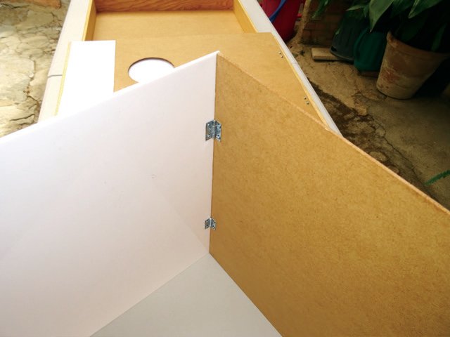 21 y 22: Ensamblaje del tablero posterior y el tablero de metacrilato de 500 x 400 mm.