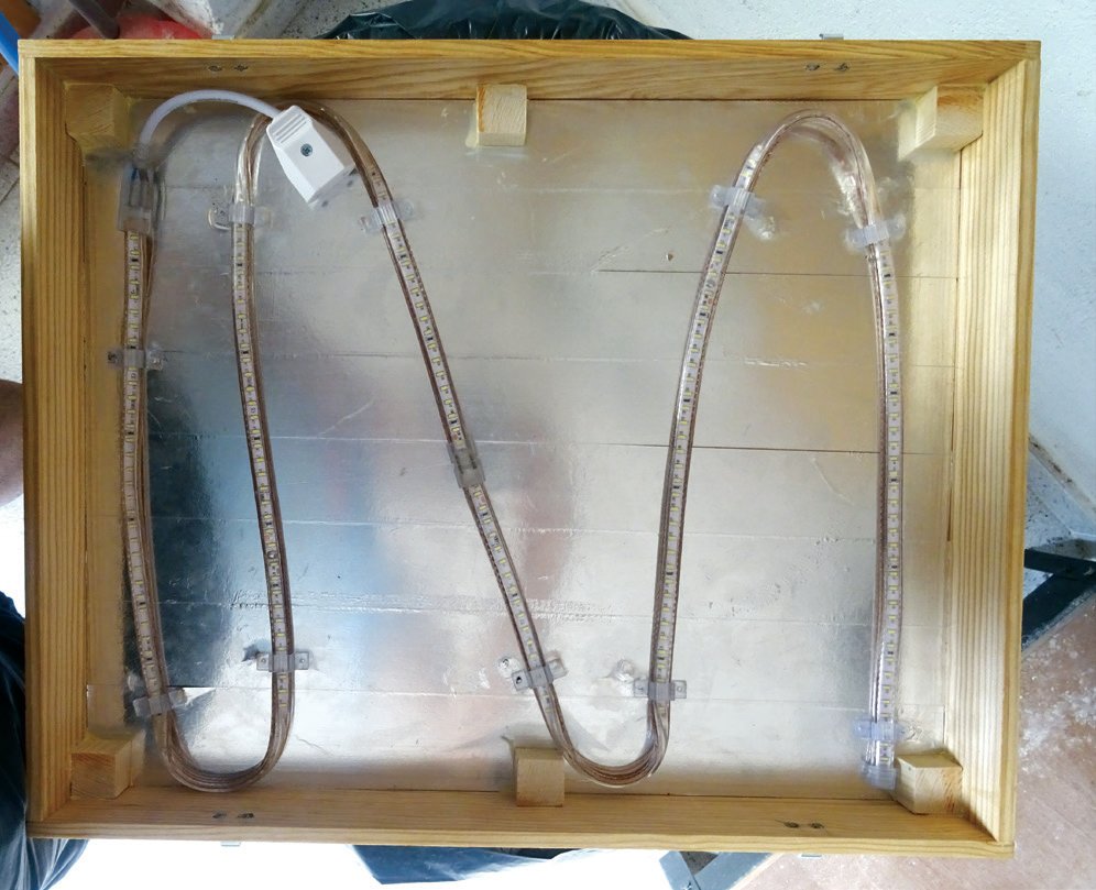 26. Así queda la tira de luz led instalada. Ya solo quedaría colocar su conector.