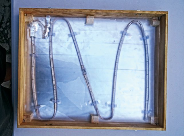 28 y 29. La tira de luz led ya instalada en la parte superior de nuestro cajón.