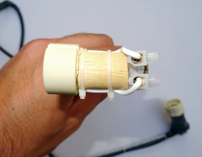30, 31 y 32. Conexión entre el portalámparas, el trozo de madera, la ficha de empalme y el alambre trenzado. Posteriormente, podremos cubrir todas estas piezas con cinta aislante para un mejor acabado.