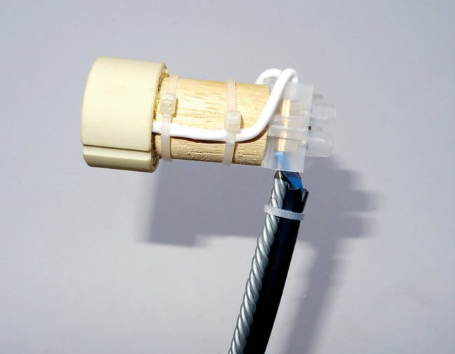 30, 31 y 32. Conexión entre el portalámparas, el trozo de madera, la ficha de empalme y el alambre trenzado. Posteriormente, podremos cubrir todas estas piezas con cinta aislante para un mejor acabado.