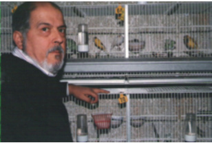 Arriba. José Ignacio Ruiz Miquel y un ejemplar suyo de Llarguet, en una fotografía retrospectiva del archivo de Ornitología práctica, de 2004.