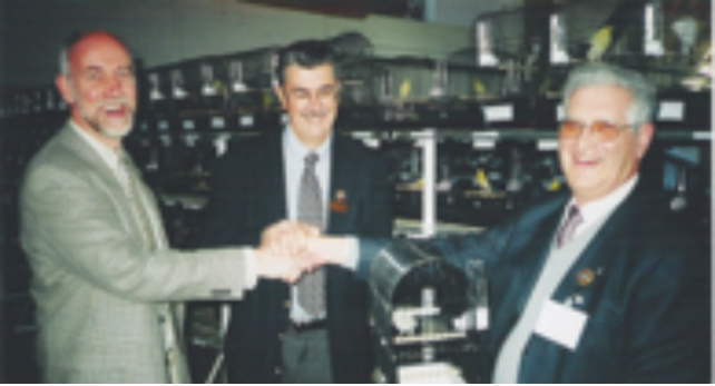 Arriba. D. Joan Moll, representante del Colegio de Jueces de España, el Sr. Pierre Groux, Presidente de OMJ, y el Sr. Kees Mandaag, Presidente COM, en el Mundial 2003, en Amiens, (Francia), en un momento posterior al reconocimiento mundial del Llarguet Español.
