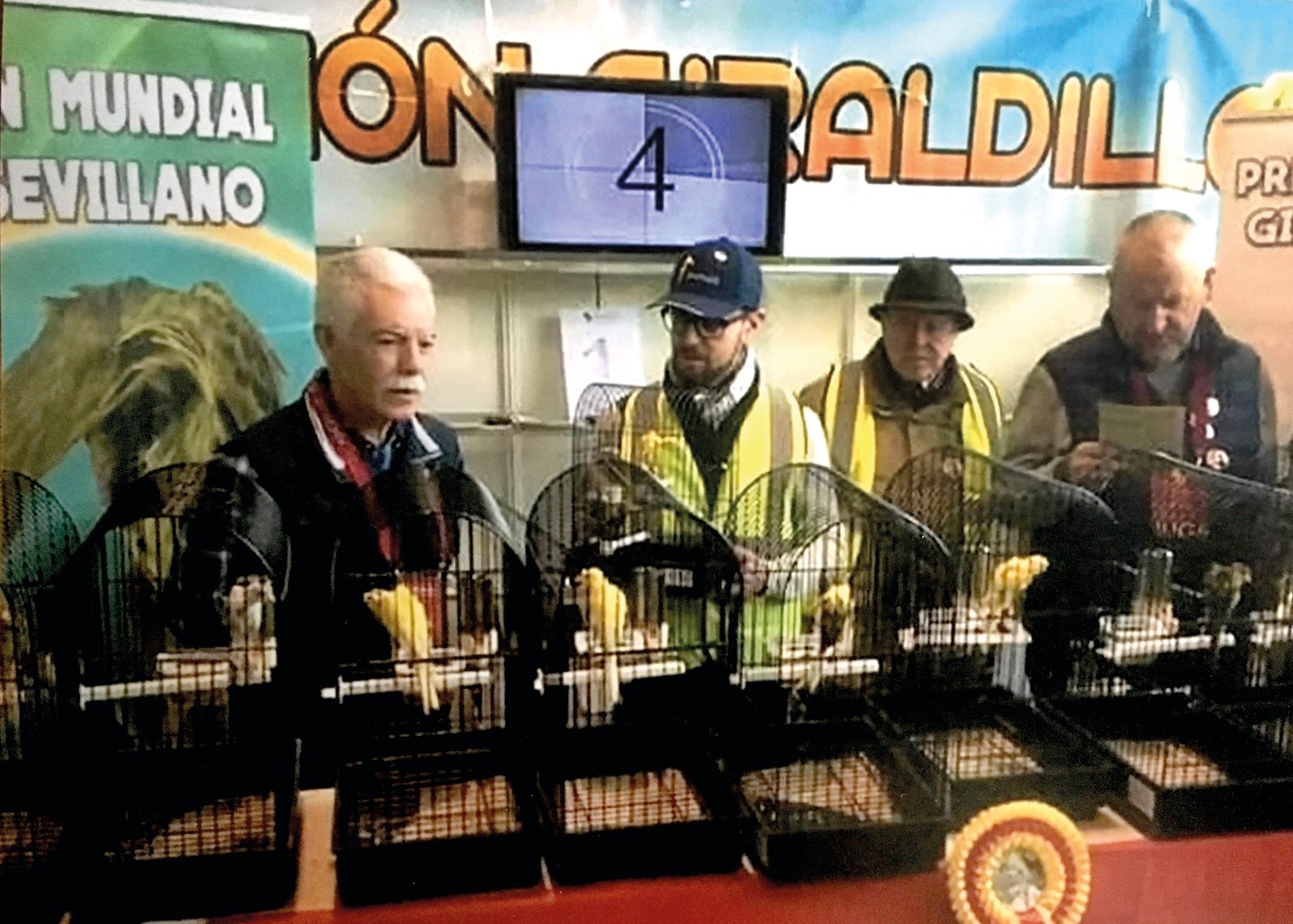 Abajo. Imagen que capta un momento durante la presentación definitiva del Giraldillo Sevillano en el 65 Campeonato Mundial de 2017 celebrado en Almería, mientras Joaquín Seguí Martínez (en el centro) hablaba sobre las características del Giraldillo y Ernesto Gracia (a su derecha) traducía a inglés.