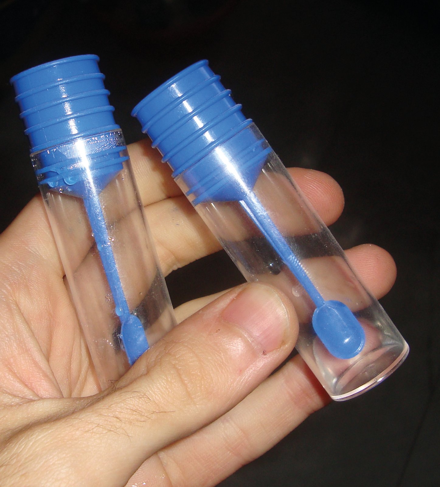 Dcha. Uno de los modelos de envases más adecuados para el envío de muestras.